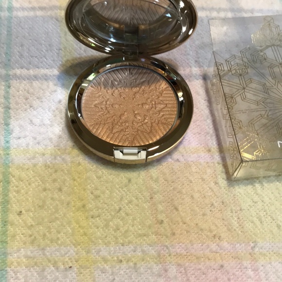 LIMITD EDITION MAC HAPPY GO DAZZLINGLY HIGHLIGHTER - Picture 3 of 6